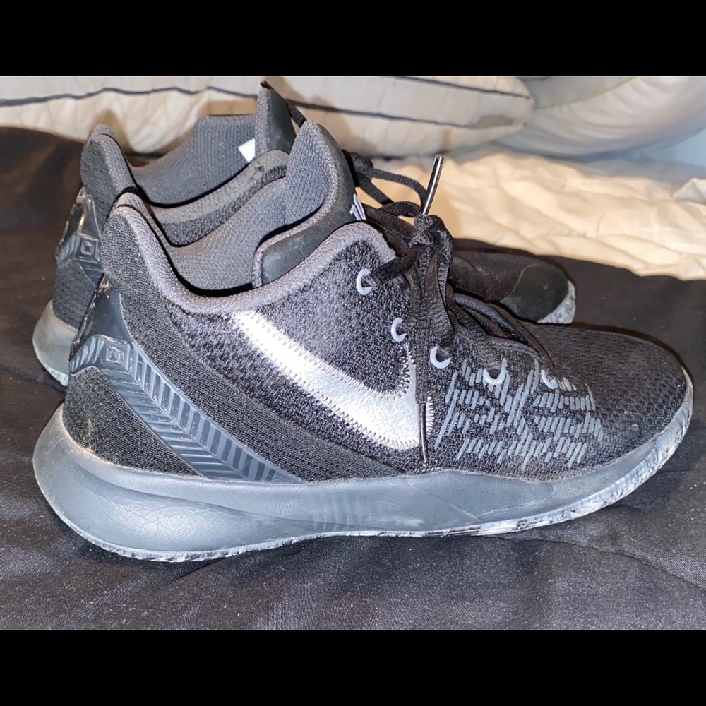 Boys Grade School - Kyrie Flytrap